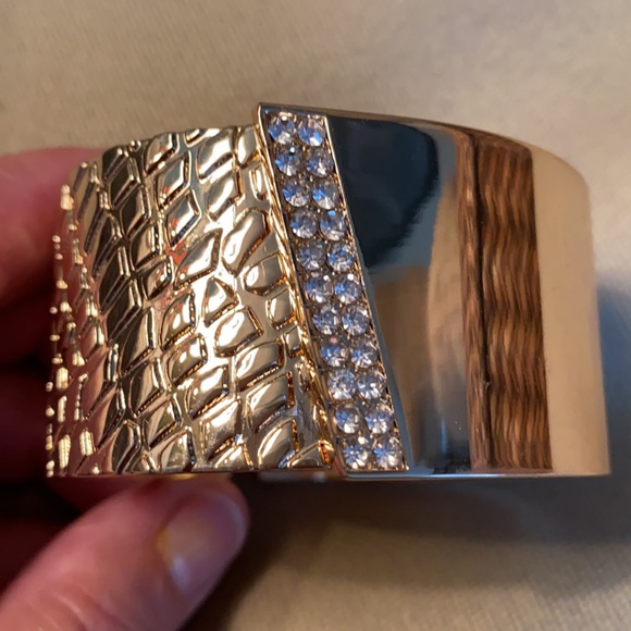Vintage Jewelry - Beautiful Gold And Rhinestone cuff clamp bracelet